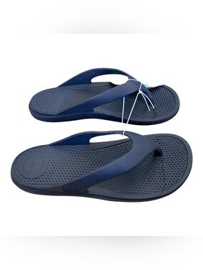 New totes made with Everywear Technology rubber sandals women’s size 9